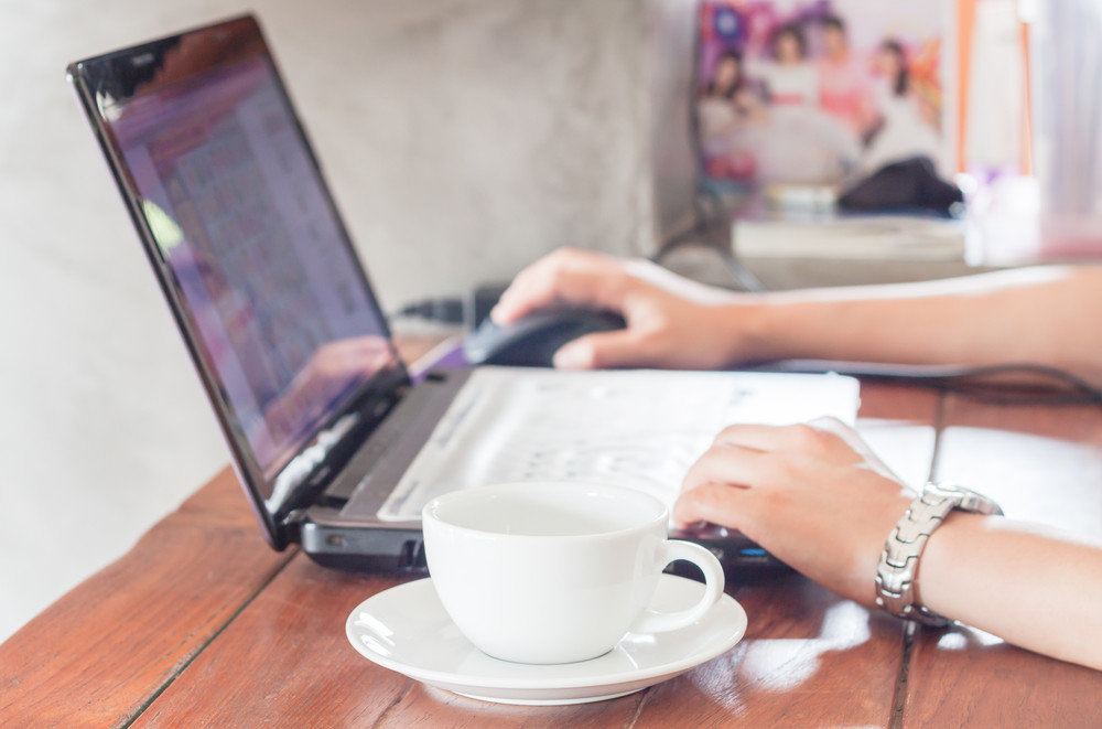 woman enjoying web content